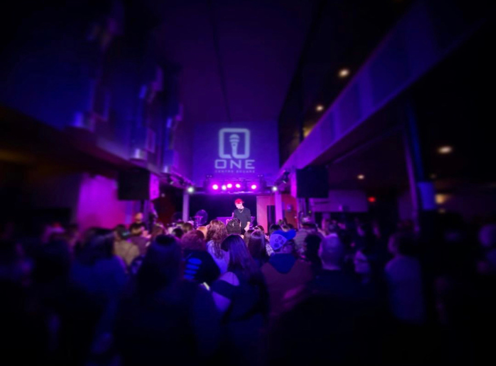 A live venue filled for a Leon Budrow performance